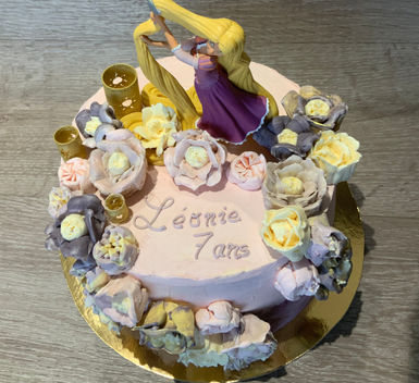 Cake design Raiponce personnalisé Angoulême – curd myrtilles, gâteau anniversaire fille Charente