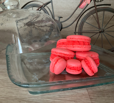 Macaron Fraise artisanal Angoulême – ganache fraise fondante, macaron fait maison Charente